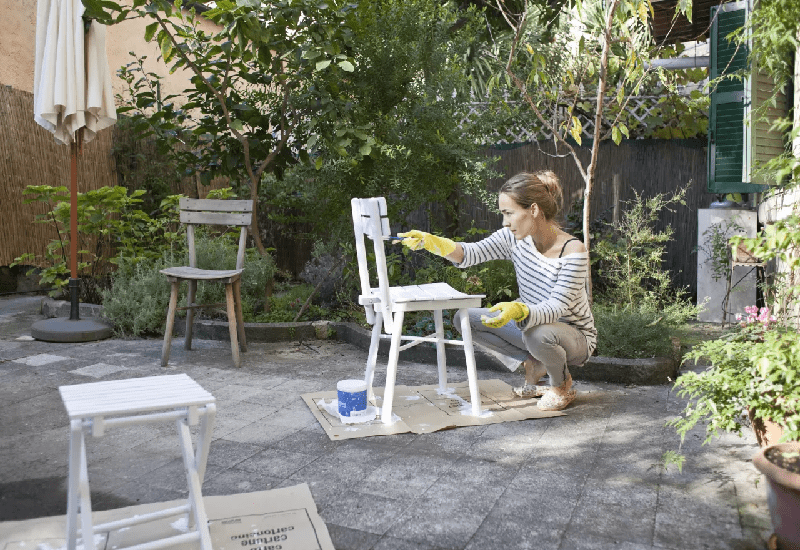 how-to-spray-paint-patio-chairs-for-a-new-look