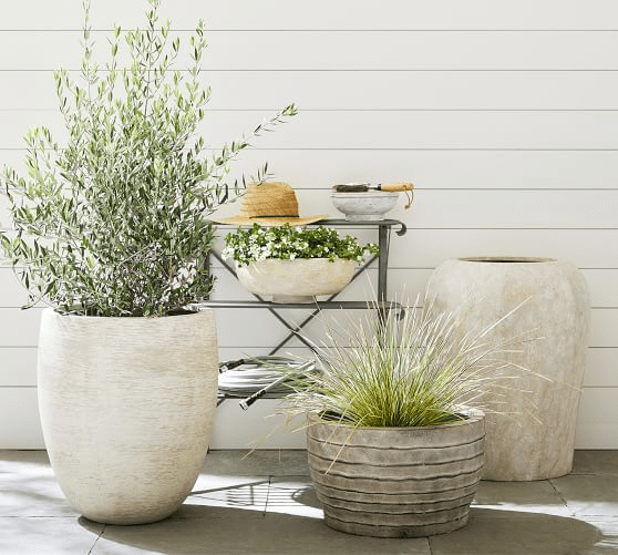 modern-white-ceramic-planters-in-a-modern-patio