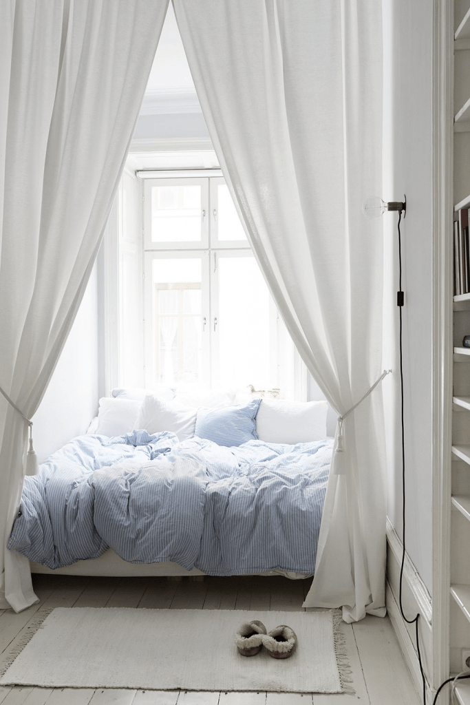 extra-cozy-bedroom-with-warm-long-curtains