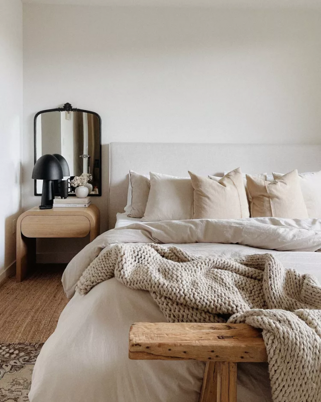 large-cozy-bedroom-with-soft-textures