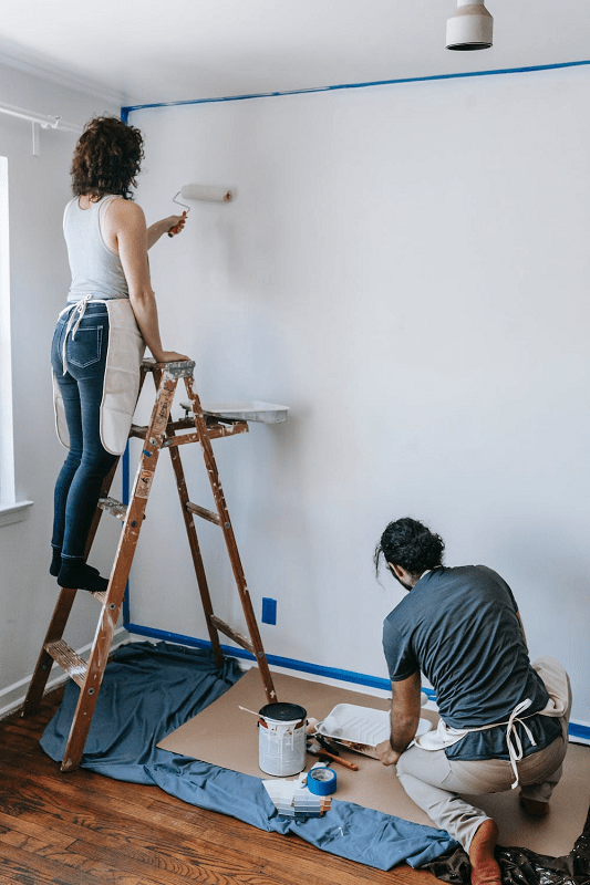 how-to-choose-the-right-color-couple-painting-wall