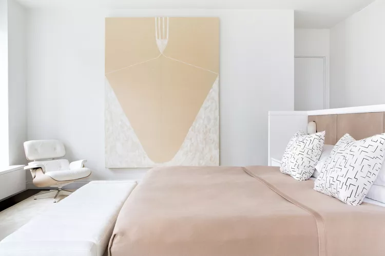 Best-Pro-Tips-to-Create-a-Focal-Point-in-a-bedRoom-large-wall-art