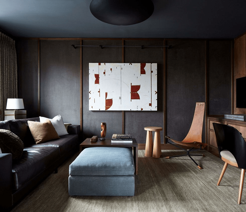 modern-bold-living-room-with-leather-sling-chair