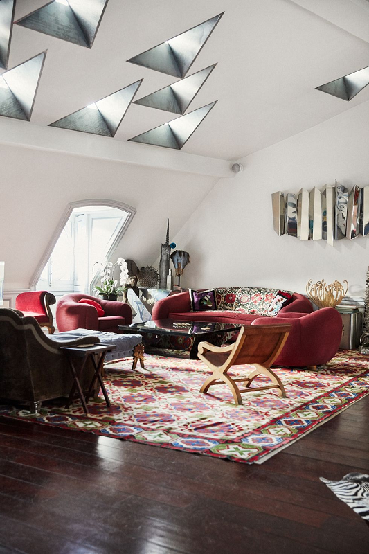 A-stylish-living-room-showcasing-expert-advice-on-how-to-choose-an-area-rug