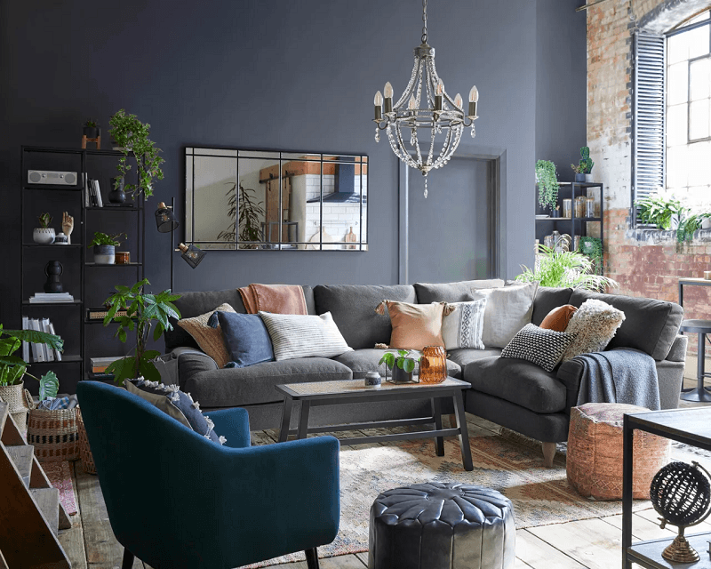 Modern-bold-living-room-dark-furniture-pieces