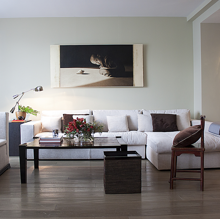 minimalist-living-room-with-white-sectional