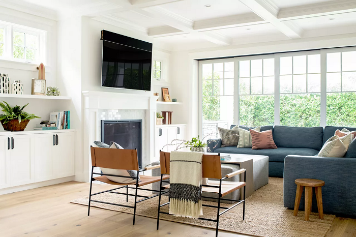 living-room-with-leather-accent-chairs-and-throw-pillows-in-sets-of-threes