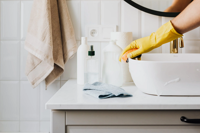 The-one-hour-method-cleaning-for-spotless-home-cleaning-the-bathroom